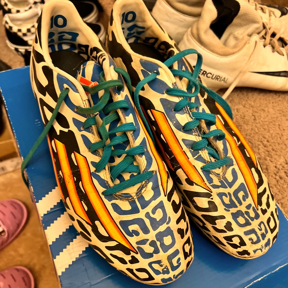 USED ADIDAS MESSI CLEATS SIZE 9.5 MENS